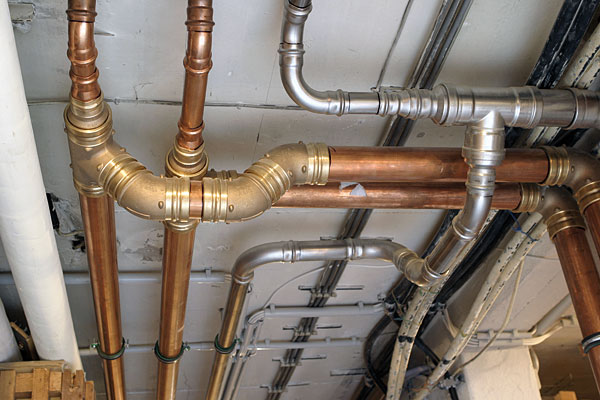 Rury o średnicy znamionowej DN 64 sprawdzają się jako przewody rozdzielcze w instalacjach wody użytkowej i pozwalają na wykonanie instalacji o wymiarach odpowiednich do potrzeb